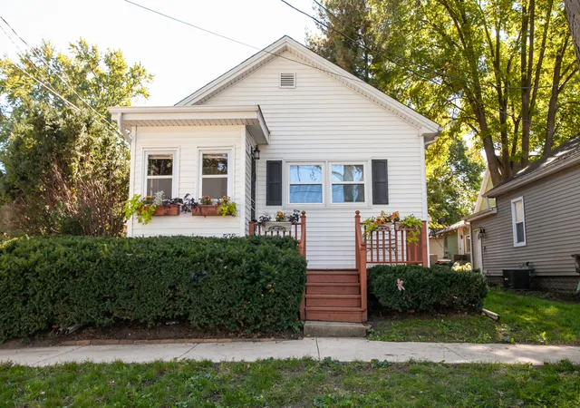 Single family home for sale at 508 W Kelsey St, Bloomington, IL 61701 | MLS# 12748543