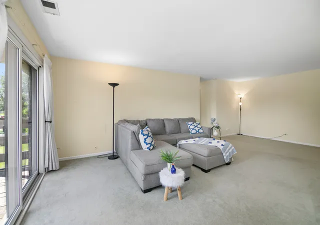 Listing Photo 4 - Condo for sale in building located at 462 Raintree Dr, Glen Ellyn, IL 60137 - Unit #2A
