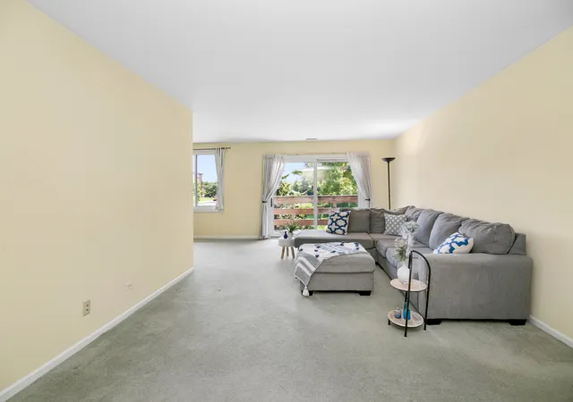 Listing Photo 5 - Condo for sale in building located at 462 Raintree Dr, Glen Ellyn, IL 60137 - Unit #2A
