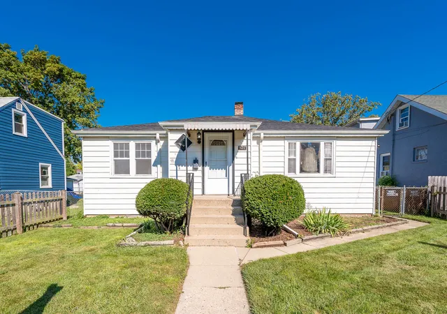 Photo 1 of Single family home for sale at 924 Broadway Ave, North Chicago, IL 60064 | MLS# 12748620 | Listing updated on 2026-09-27