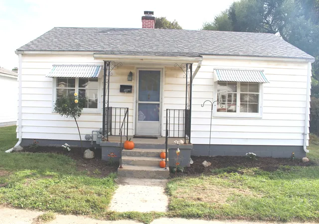 Photo 1 of Single family home for sale at 212 W White St, Clinton, IL 61727 | MLS# 12748622 | Listing updated on 2026-09-29