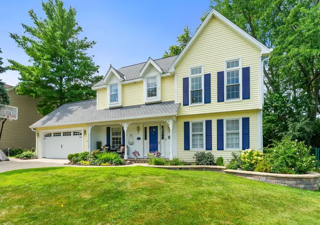 Photo 1 of Single family home for sale at 174 S Montclair Ave, Glen Ellyn, IL 60137 | MLS# 12748657 | Listing updated on 2026-09-22