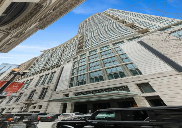 Listing Photo 2 - Condo for sale in building located at 130 N Garland Ct, Chicago, IL 60602 - Unit #3102