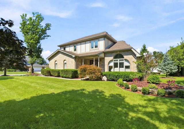 Photo 2 of Single family home for sale at 15 Meagan Ln, Lemont, IL 60439 | MLS# 12748708 | Listing updated on 2026-09-07