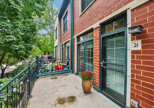 Photo 2 of Townhouse for sale at 1813 S Clark St #21, Chicago, IL 60616 | MLS# 12748741 | Listing updated on 2026-09-29