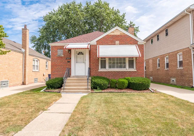 Photo 1 of Single family home for sale at 10221 S Trumbull Ave, Evergreen Park, IL 60805 | MLS# 12748749 | Listing updated on 2026-09-27