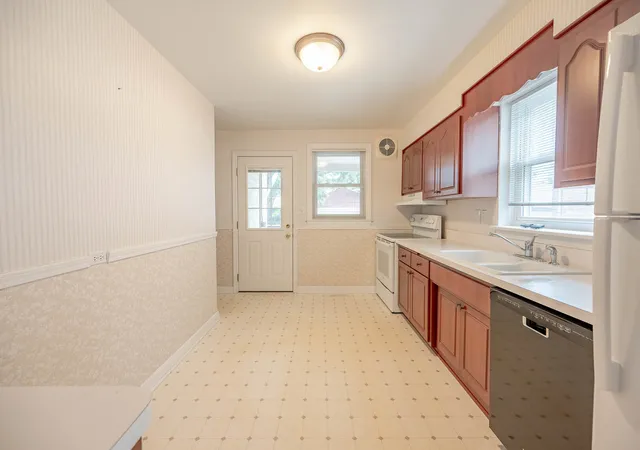 Photo 4 of Single family home for sale at 10221 S Trumbull Ave, Evergreen Park, IL 60805 | MLS# 12748749 | Listing updated on 2026-09-27