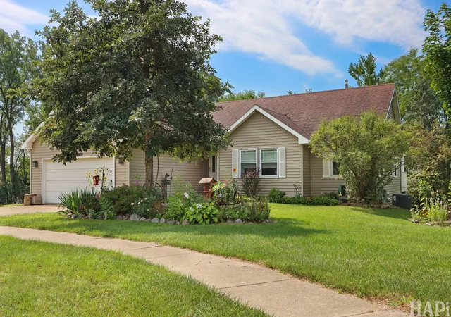 Photo 2 of Single family home for sale at 304 Hawthorne Ct, Antioch, IL 60002 | MLS# 12748774 | Listing updated on 2026-10-03