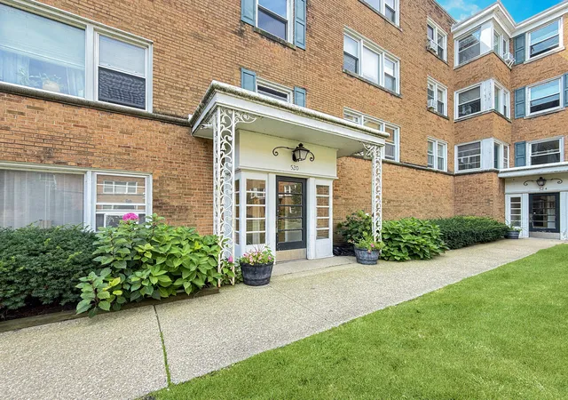 Photo 2 of Condo for sale at 520 Michigan Ave #1W, Evanston, IL 60202 | MLS# 12748875 | Listing updated on 2026-09-24
