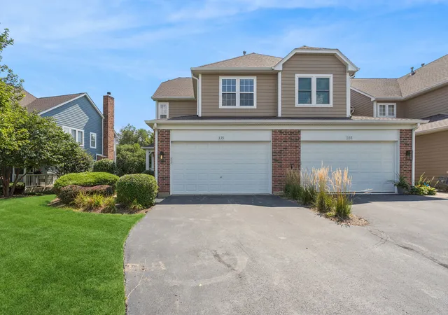 Photo 2 of Townhouse for sale at 135 Tanglewood Dr, Glen Ellyn, IL 60137 | MLS# 12748877 | Listing updated on 2026-09-27