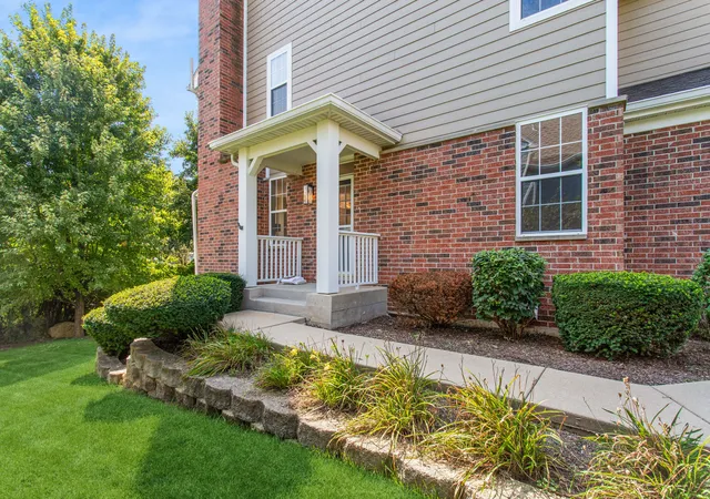 Photo 3 of Townhouse for sale at 135 Tanglewood Dr, Glen Ellyn, IL 60137 | MLS# 12748877 | Listing updated on 2026-09-27