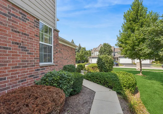 Photo 3 of Townhouse for sale at 135 Tanglewood Dr, Glen Ellyn, IL 60137 | MLS# 12748877 | Listing updated on 2026-09-27