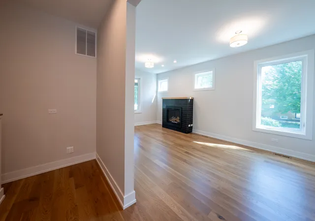Photo 4 of House for sale at 1901 W Berwyn Ave, Chicago, IL 60640 | MLS# 12748897 | Listing updated on 2026-09-14