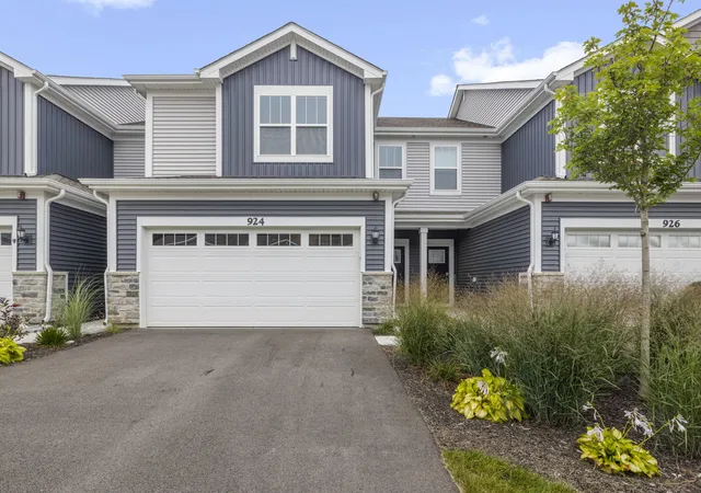 Townhouse for sale at 924 Shagbark Ln, West Dundee, IL 60118 | MLS# 12748905