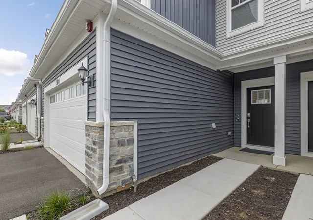Photo 2 of Townhouse for sale at 924 Shagbark Ln, West Dundee, IL 60118 | MLS# 12748905 | Listing updated on 2026-09-16