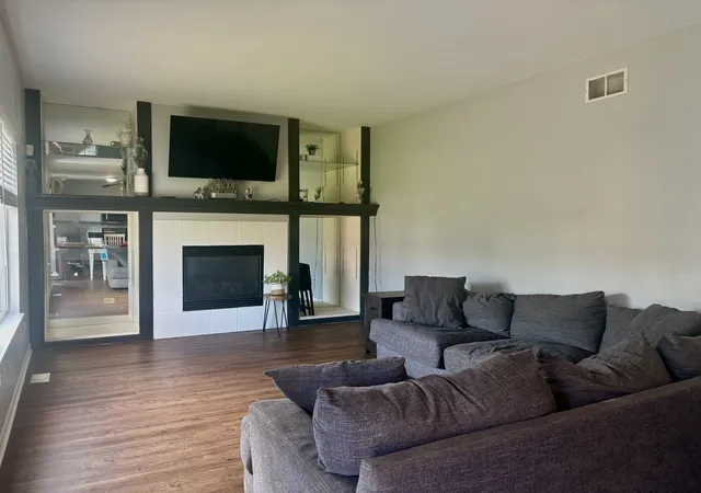 Photo 3 of Single family home for sale at 910 Grand Mesa, New Lenox, IL 60451 | MLS# 12748947 | Listing updated on 2026-09-13
