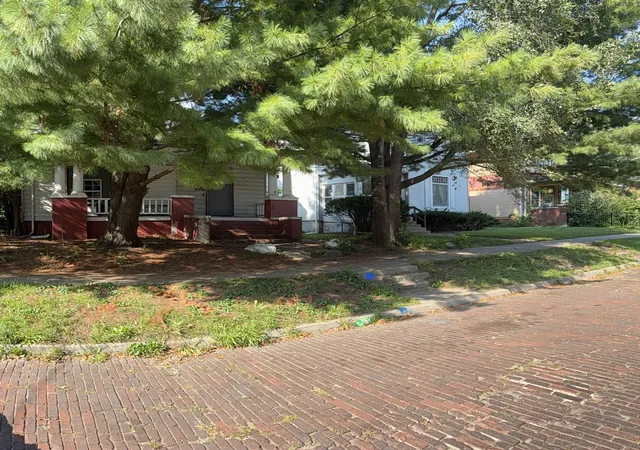 Photo 3 of Single family home for sale at 605 W Armstrong Ave, Peoria, IL 61606 | MLS# 12748966 | Listing updated on 2026-09-23