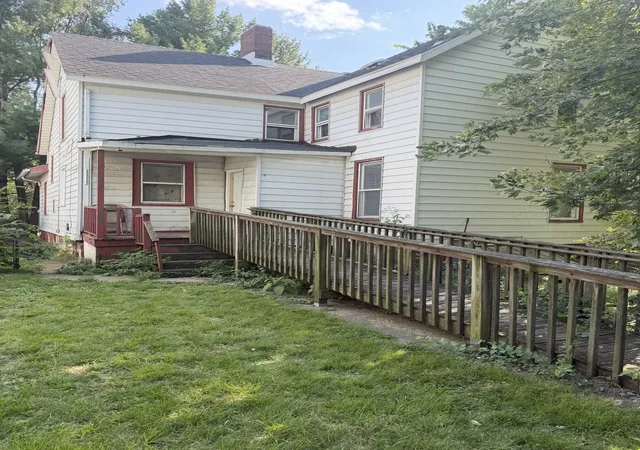 Photo 3 of Single family home for sale at 605 W Armstrong Ave, Peoria, IL 61606 | MLS# 12748966 | Listing updated on 2026-09-23