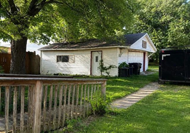 Photo 4 of Single family home for sale at 605 W Armstrong Ave, Peoria, IL 61606 | MLS# 12748966 | Listing updated on 2026-09-23