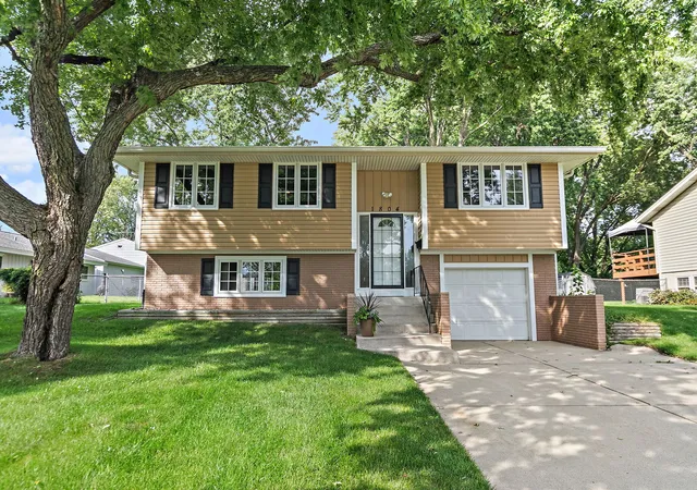 Photo 1 of Single family home for sale at 1804 Syracuse Ln, Schaumburg, IL 60193 | MLS# 12748977 | Listing updated on 2026-09-16