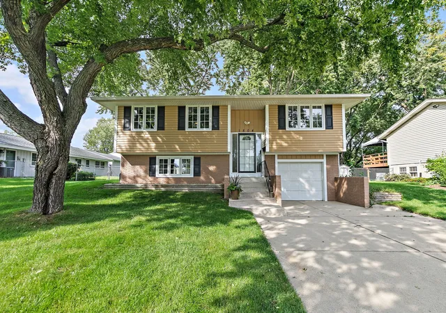 Photo 2 of Single family home for sale at 1804 Syracuse Ln, Schaumburg, IL 60193 | MLS# 12748977 | Listing updated on 2026-09-16