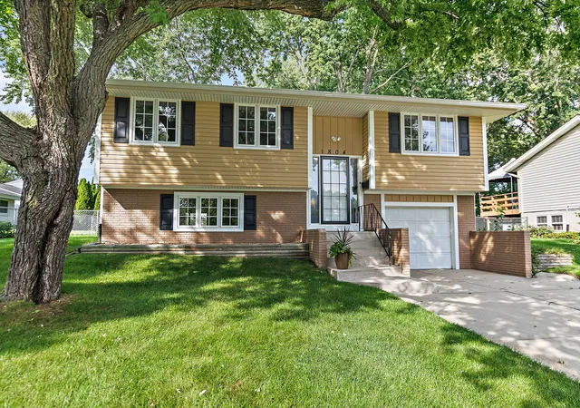 Photo 3 of Single family home for sale at 1804 Syracuse Ln, Schaumburg, IL 60193 | MLS# 12748977 | Listing updated on 2026-09-16