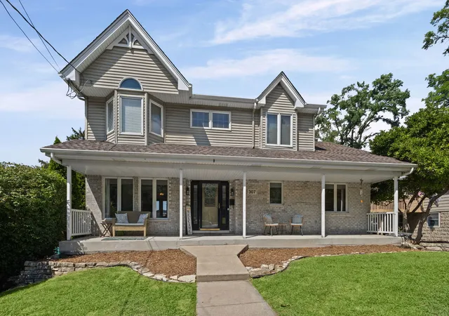 Photo 2 of Single family home for sale at 307 Cass St, Lemont, IL 60439 | MLS# 12749039 | Listing updated on 2026-10-22