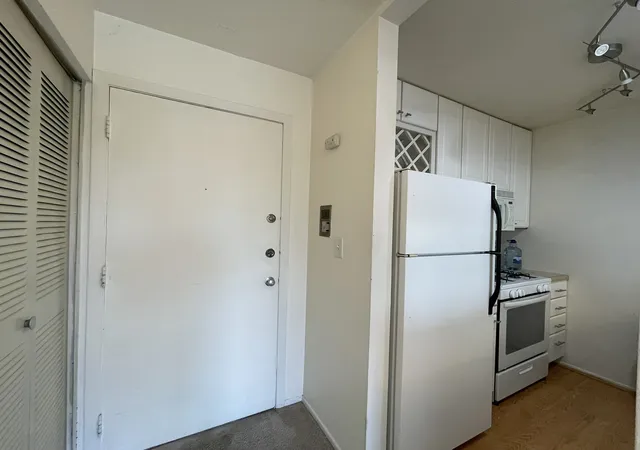 Listing Photo 4 - Condo for sale in building located at 1912 Prairie Sq, Schaumburg, IL 60173 - Unit #314A
