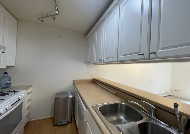 Listing Photo 5 - Condo for sale in building located at 1912 Prairie Sq, Schaumburg, IL 60173 - Unit #314A
