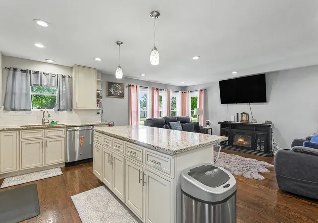 Photo 4 of Single family home for sale at 908 E 159th Place, South Holland, IL 60473 | MLS# 12749116 | Listing updated on 2026-09-12