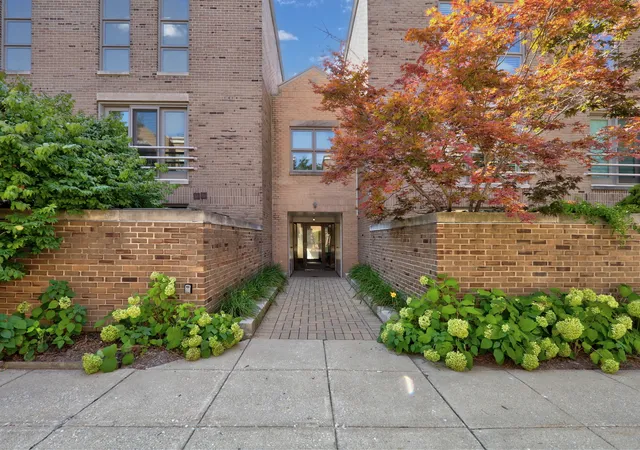 Photo 2 of Townhouse for sale at 2331 N Wayne Ave, Chicago, IL 60614 | MLS# 12749153 | Listing updated on 2026-09-11
