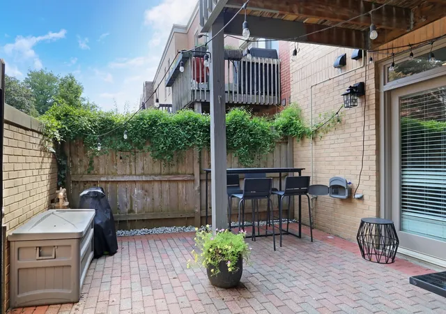 Listing Photo 4 - Condo for sale at Lakewood Commons, Unit 2331 N Wayne Ave, Lakewood Commons, Chicago, IL 60614 | Built Year: 1980-1991