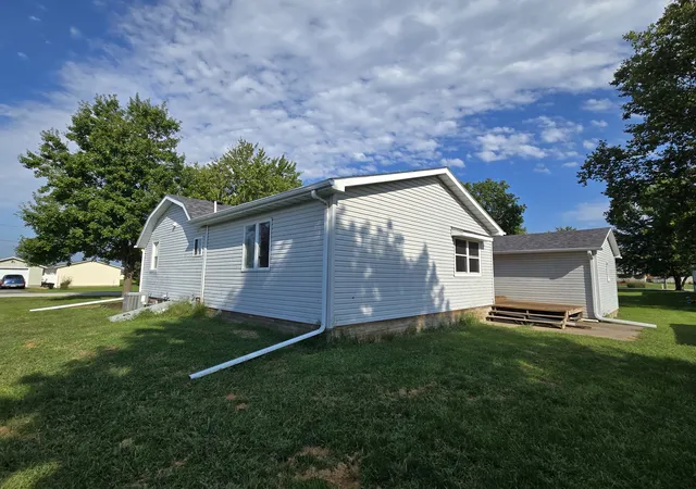 Photo 2 of Single family home for sale at 506 Sw 10th Avenue, Aledo, IL 61231 | MLS# 12749170 | Listing updated on 2026-10-08
