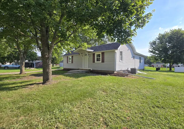 Photo 3 of Single family home for sale at 506 SW 10th Avenue, Aledo, IL 61231 | MLS# 12749170 | Listing updated on 2026-10-08
