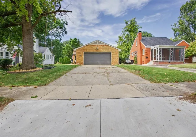 Photo 4 of Single family home for sale at 8 Briarwood Ave, Bloomington, IL 61701 | MLS# 12749191 | Listing updated on 2026-09-15