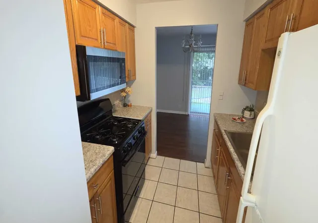 Photo 4 of Condo for sale at 18320 Cherry Crk Dr #4, Homewood, IL 60430 | MLS# 12749271 | Listing updated on 2026-10-17