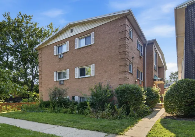 Photo 1 of Sale Pending at 427 S Elmwood Ave #2, Oak Park, IL 60302 | MLS# 12749278 | Listing updated on 2026-10-02