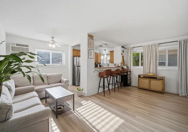 Photo 2 of Sale Pending at 427 S Elmwood Ave #2, Oak Park, IL 60302 | MLS# 12749278 | Listing updated on 2026-10-02