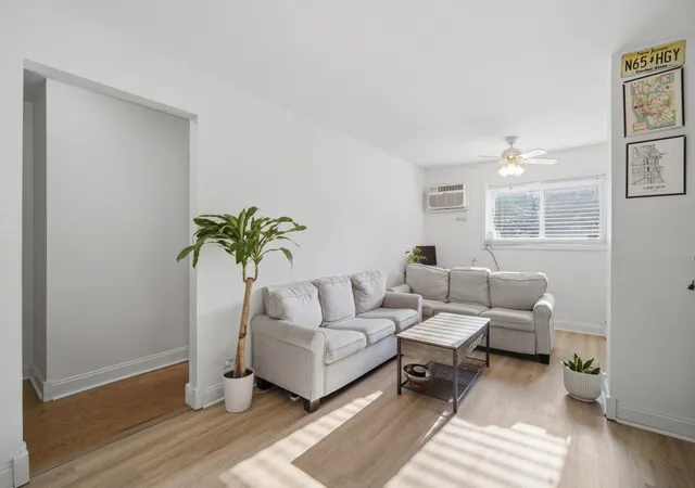 Photo 3 of Sale Pending at 427 S Elmwood Ave #2, Oak Park, IL 60302 | MLS# 12749278 | Listing updated on 2026-10-02