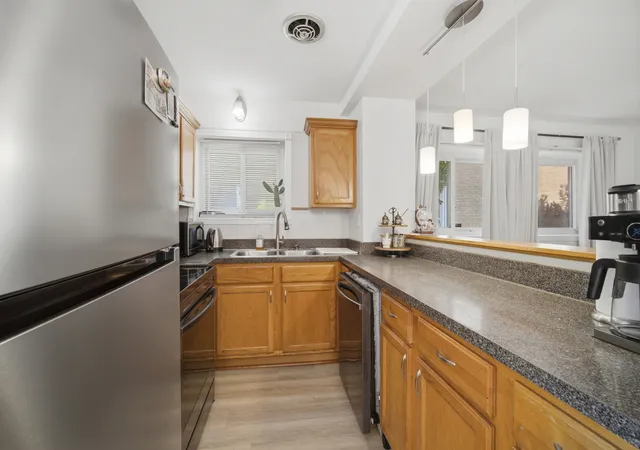 Listing Photo 5 - Condo for sale in building located at 427 S Elmwood Ave, Oak Park, IL 60302 - Unit #2