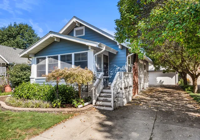 Photo 1 of Single family home for sale at 922 W Daniel St, Champaign, IL 61821 | MLS# 12749323 | Listing updated on 2026-09-23