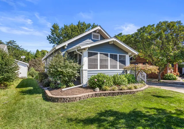 Photo 3 of Single family home for sale at 922 W Daniel St, Champaign, IL 61821 | MLS# 12749323 | Listing updated on 2026-09-23