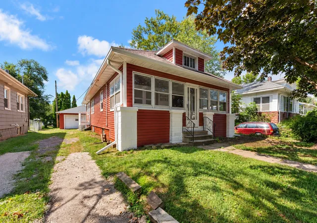 Photo 2 of Single family home for sale at 417 48th Street, Moline, IL 61265 | MLS# 12749336 | Listing updated on 2026-09-04