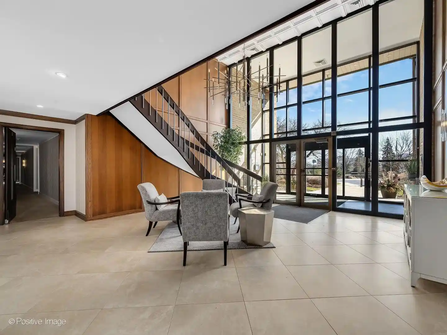 Listing Photo 2 - Condo for sale in 1 Oak Brk Clb Dr located at 1 Oak Brk Clb Dr, Oak Brook, IL 60523 - Unit #A310
