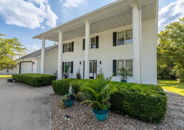 Photo 1 of Single family home for sale at 100 Oakview Rd, Carbondale, IL 62901 | MLS# 12749351 | Listing updated on 2026-09-09