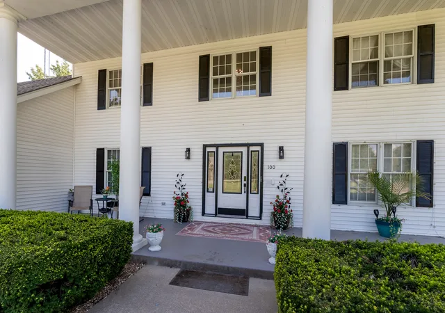 Photo 3 of Single family home for sale at 100 Oakview Rd, Carbondale, IL 62901 | MLS# 12749351 | Listing updated on 2026-09-09