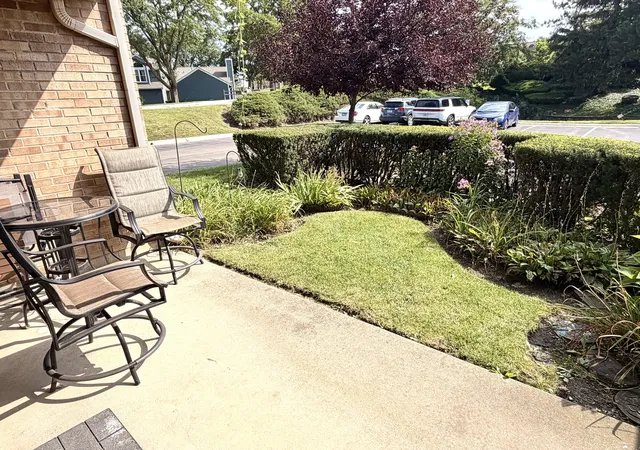 Listing Photo 3 - Condo for sale in building located at 174 E Springbrook Dr, Bloomingdale, IL 60108 - Unit #1B