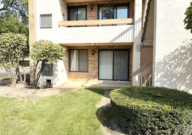 Listing Photo 4 - Condo for sale in building located at 174 E Springbrook Dr, Bloomingdale, IL 60108 - Unit #1B
