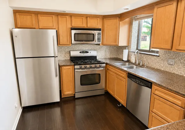 Listing Photo 5 - Condo for sale in building located at 174 E Springbrook Dr, Bloomingdale, IL 60108 - Unit #1B