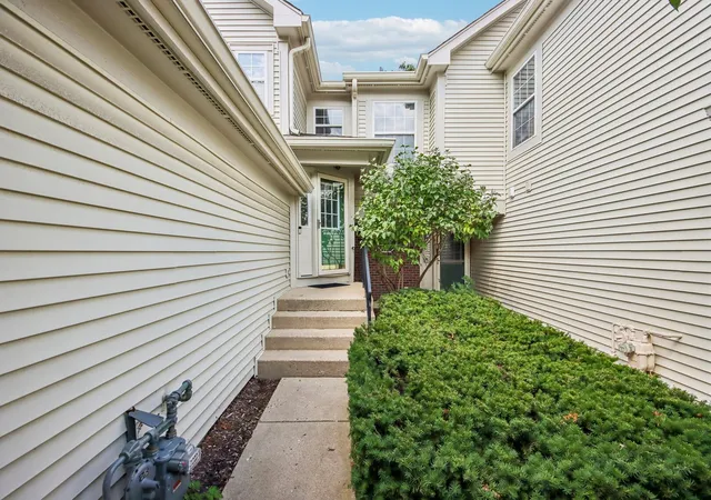 Photo 2 of Townhouse for sale at 1052 Woodhill Ct, Elgin, IL 60120 | MLS# 12749375 | Listing updated on 2026-10-09